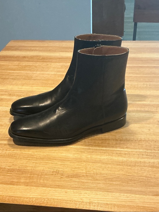 Magnanni Black Leather Zip Ankle Boots Size 8D.  Never worn outside my home.